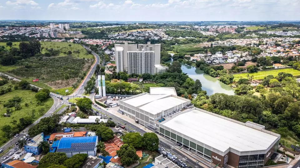 Condomínio fechado com lago privativo